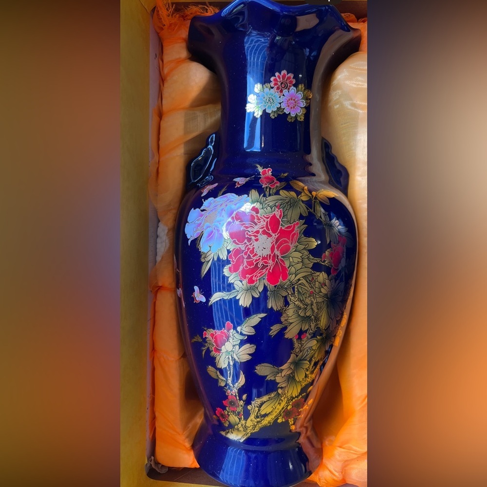 JAPANESE PORCELAIN VASE